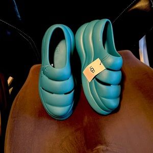 UGG foamy blue